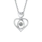 Mujeres con collar inteligente en forma de corazón