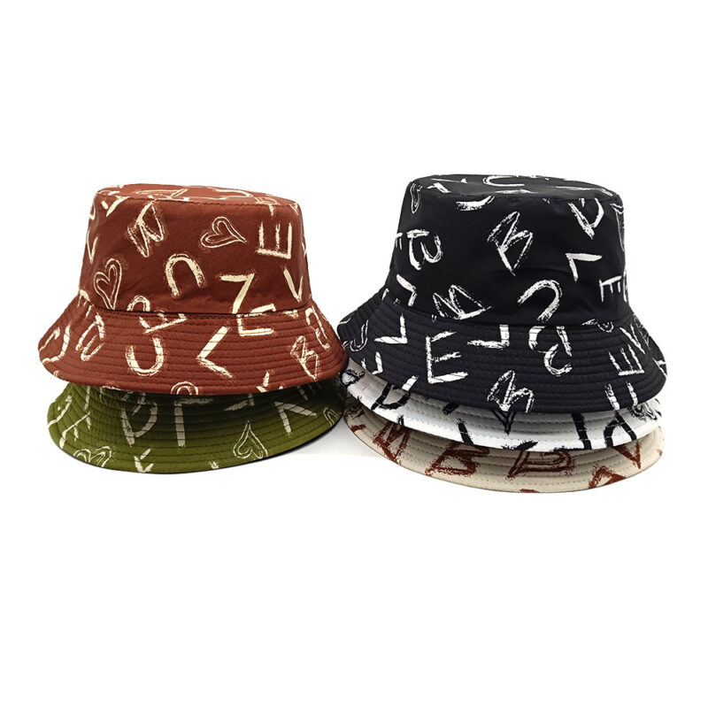 Sombrero tipo cubo con patrón de cartas de amor